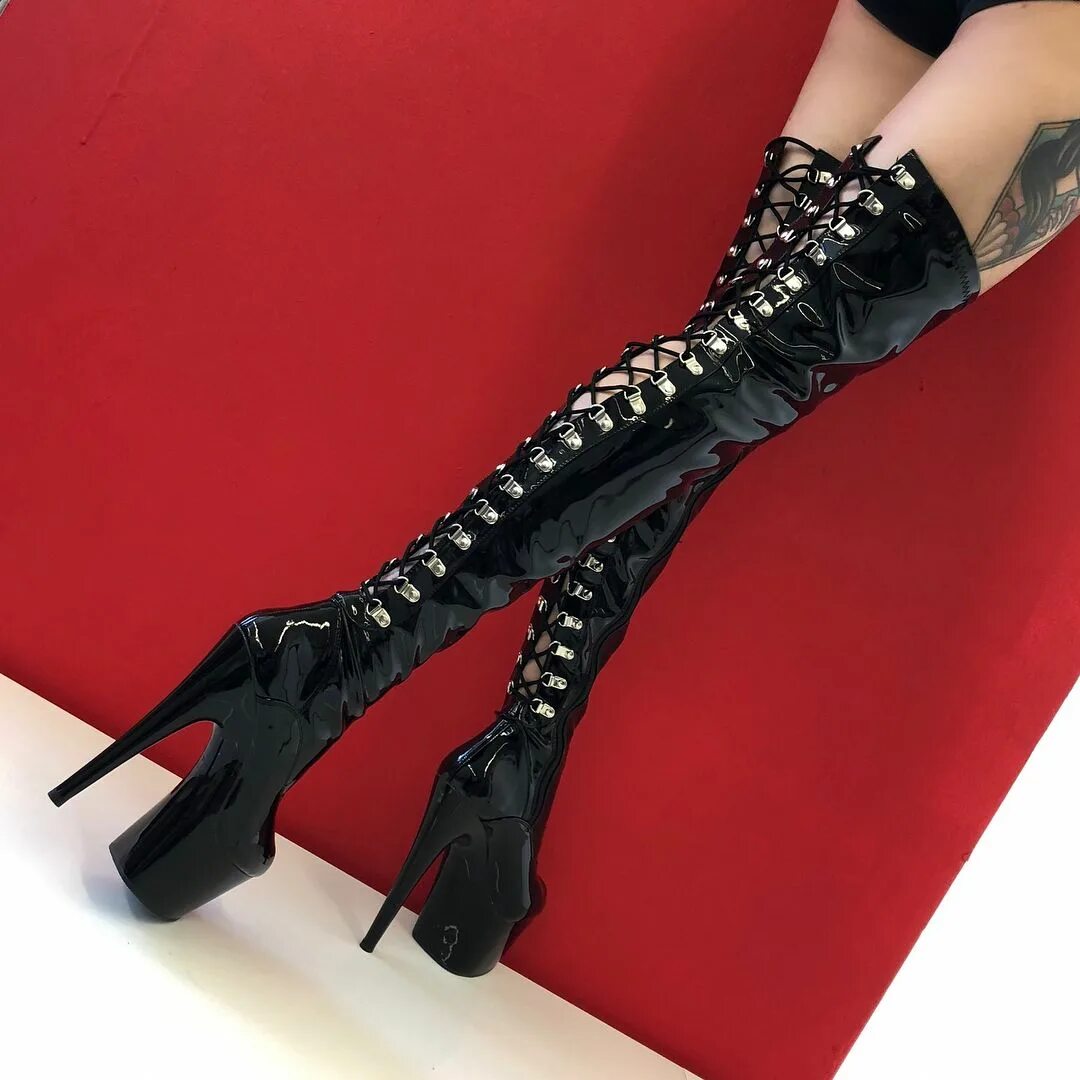 Ботфорты стрипы. Стрипы ботфорты. Латексные ботфорты на платформе. Ботфорты стрипы. Ботфорты стрипы.