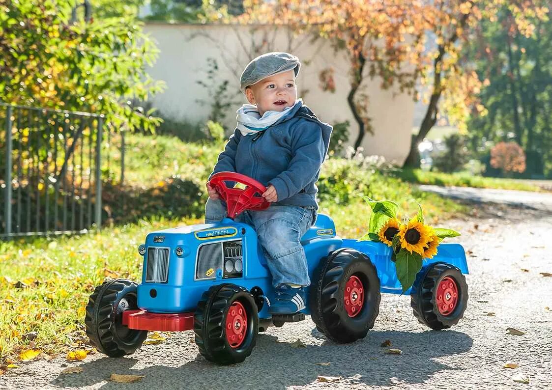 Трактор детский. Трактор с детками. Трактор игрушка для детей. Трактор с педалями. Маленькие дети трактор