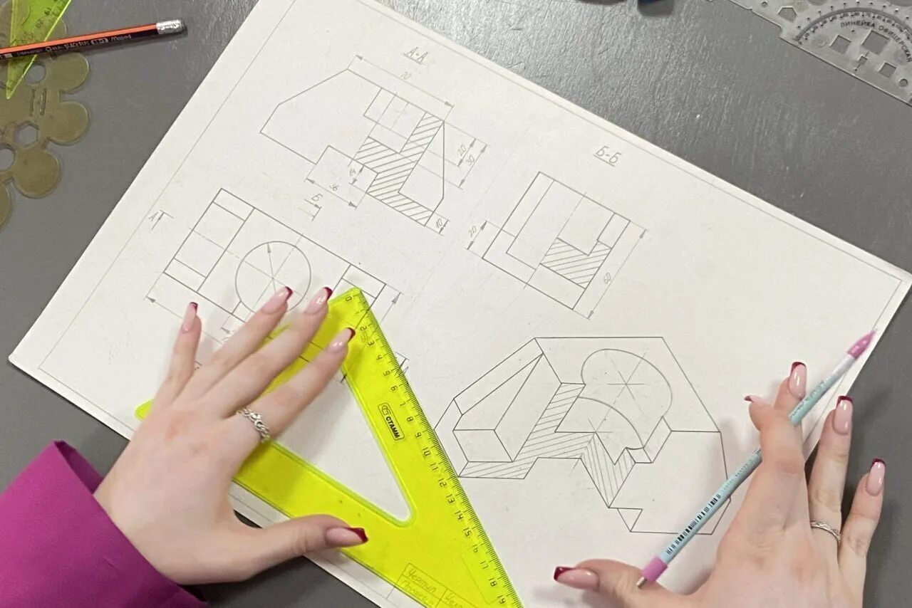 Урок черчения. Предмет черчение в вузе. Предмет черчение в школе. Урок черчения. Бумага для чертежей.