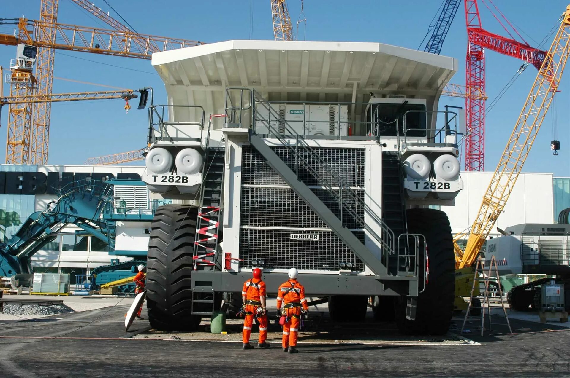 Самые мощные заводы. Карьерный самосвал Liebherr t282b. Liebherr t282c. Немецкий самосвал Liebherr t282b. Самосвал Либхер т 282.