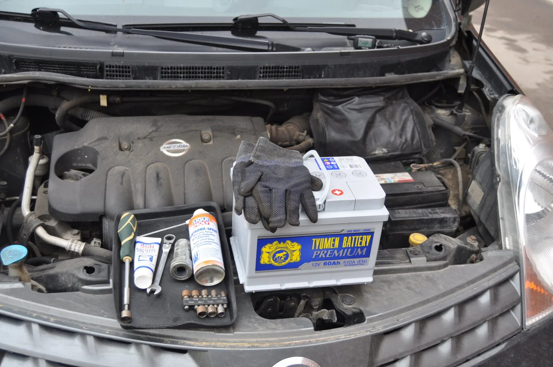 Замена аккумулятора на Nissan Tiida I 2004 - 2012 1.6 (110 л.с.) - AKB.RU