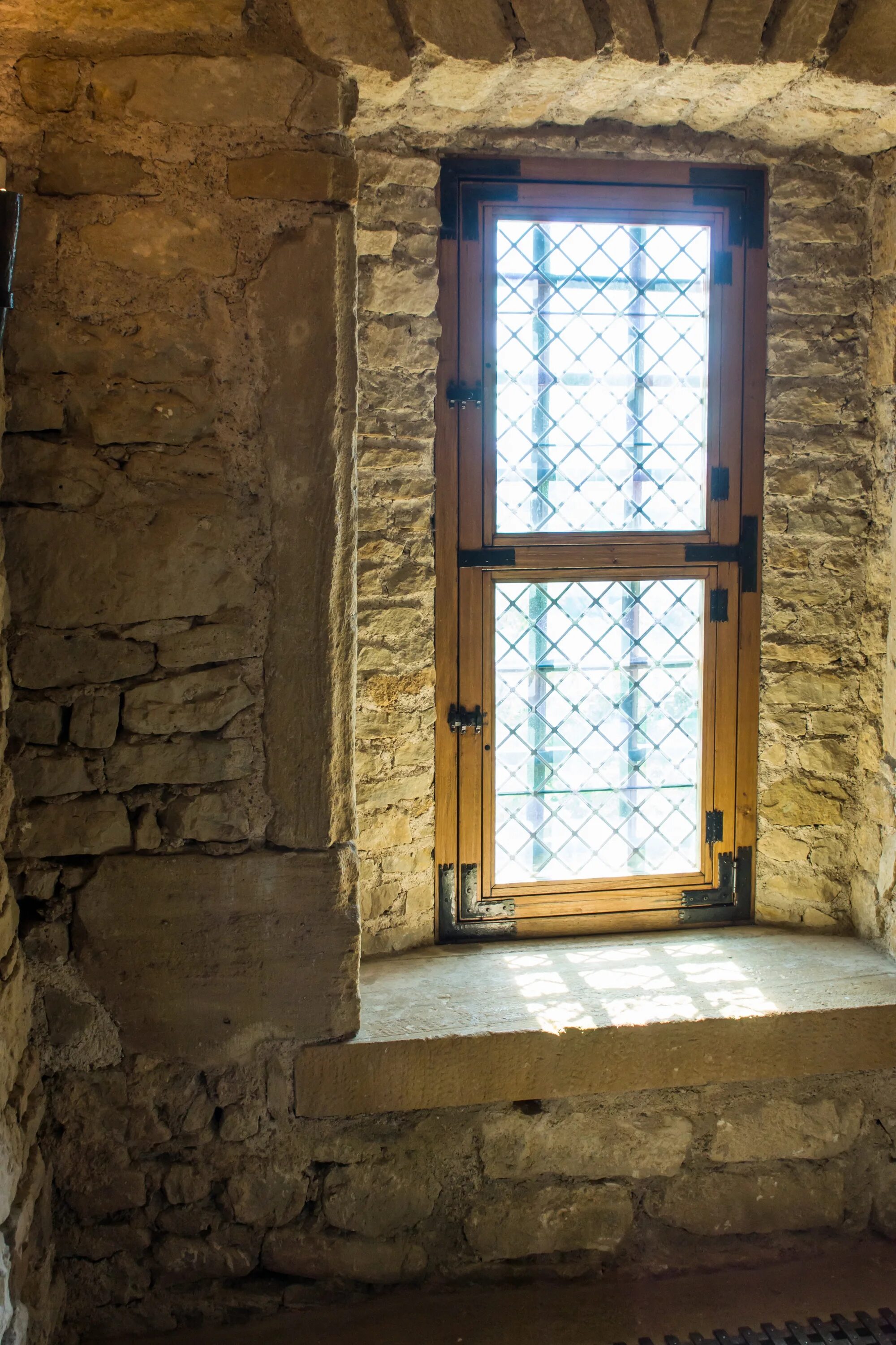 В замках были окна. Окна в средневековых замках. Окно в замке. Окна в средневековье. Окно в старинном замке.