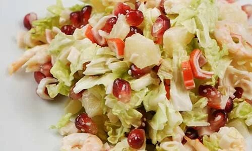 Пекинская капуста креветки ананас. Салат с крабовыми палочками и пекинской капустой. Салат стрелы амура с креветками. Крабовый салат с креветками. Салат с креветками и ананасом и пекинской капустой.