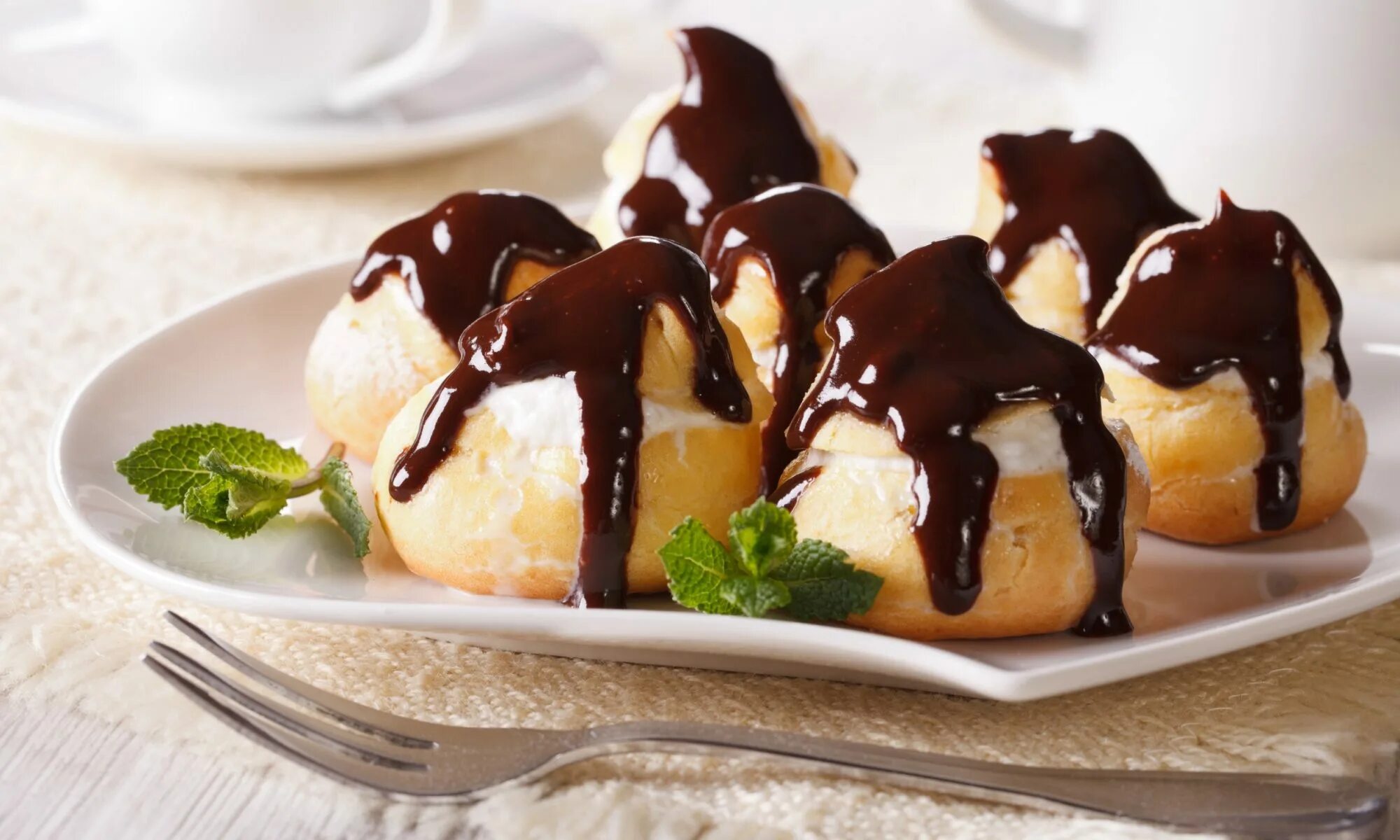 Торт из профитролей с маскарпоне. Профитроли со сметанным кремом. Торт из эклеров дамские пальчики. Торт заварной с профитролями. Профитроли со сметанным кремом.