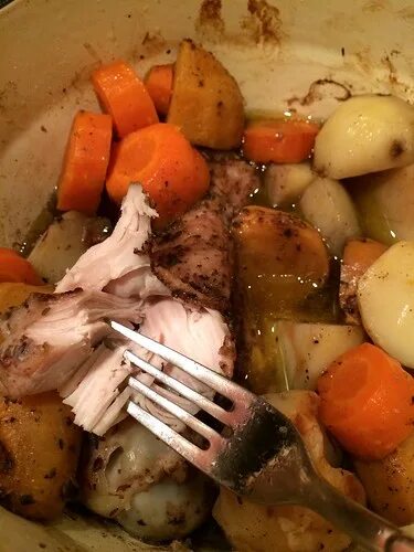 Курица с овощами. Крылья индейки с овощами. Тушить индейку кусочками. Тушить индейку кусочками. Филе бедра индейки тушеное.