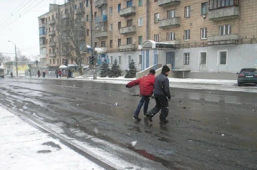 Дети перебегают дорогу зимой. Пешеходы зимой перебегают дорогу. Нарушение правил дорожного движения зимой. Мальчик перебегает дорогу зимой.