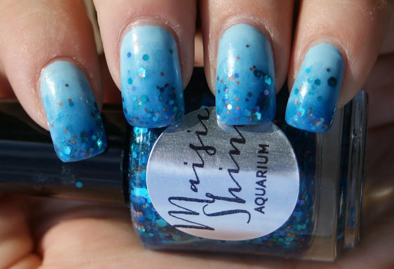 голубой маникюр с блёстками. маникюр синий с блестками. маникюр нежно голубой с блестками. голубой маникюр с блестками. голубые ногти с блестками.