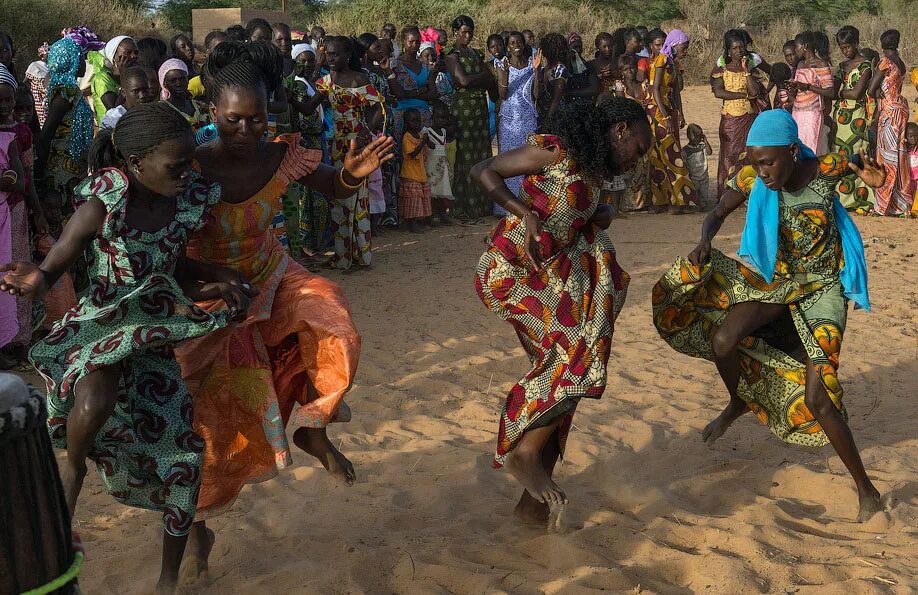 Africa com. Африканские танцы. Африканцы танцуют. Танцы негров в Африке. Негр танцует.