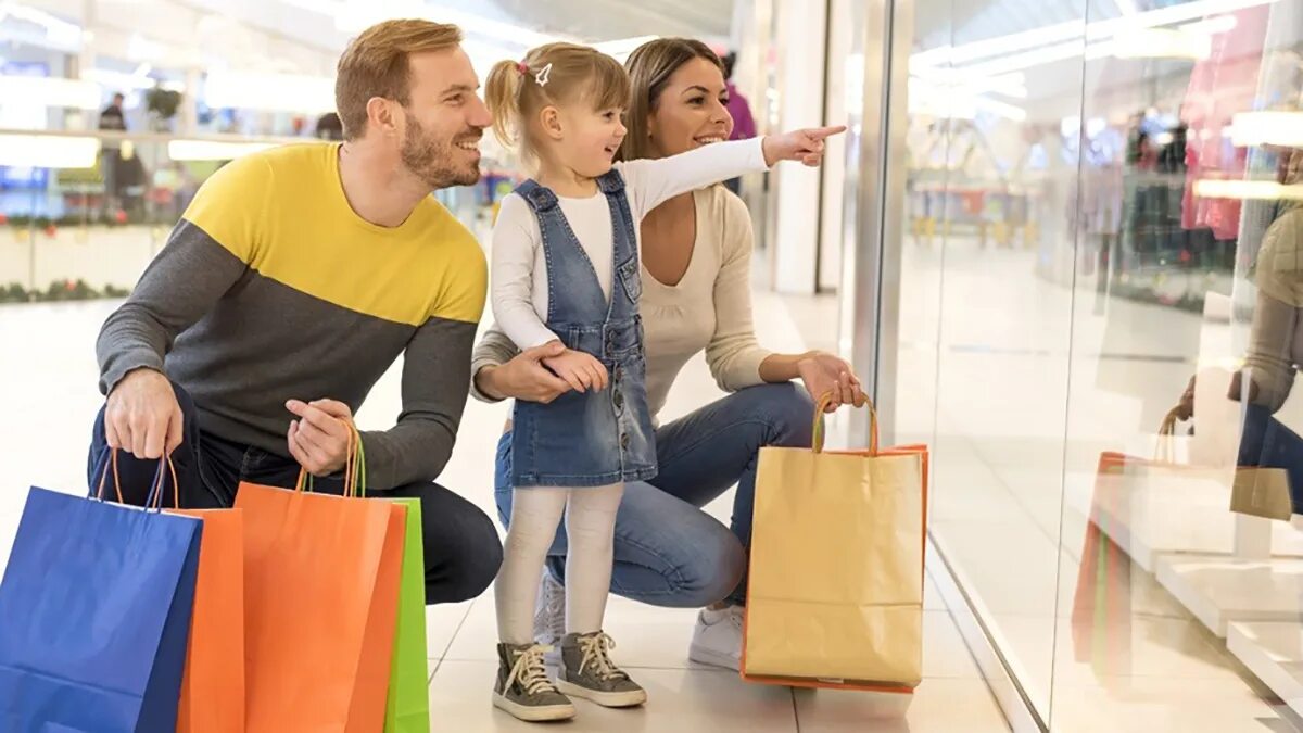 Крупные покупки в семье. Семья шоппинг. Семья с покупками. Счастливая семья с покупками. Семейный шопинг с детьми.