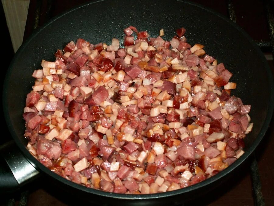 Как варить мясную солянку с колбасой. Солянка из колбасы копченой. солянка с копченой колбасой. солянка жареная с колбасой. солянка с копченостями.