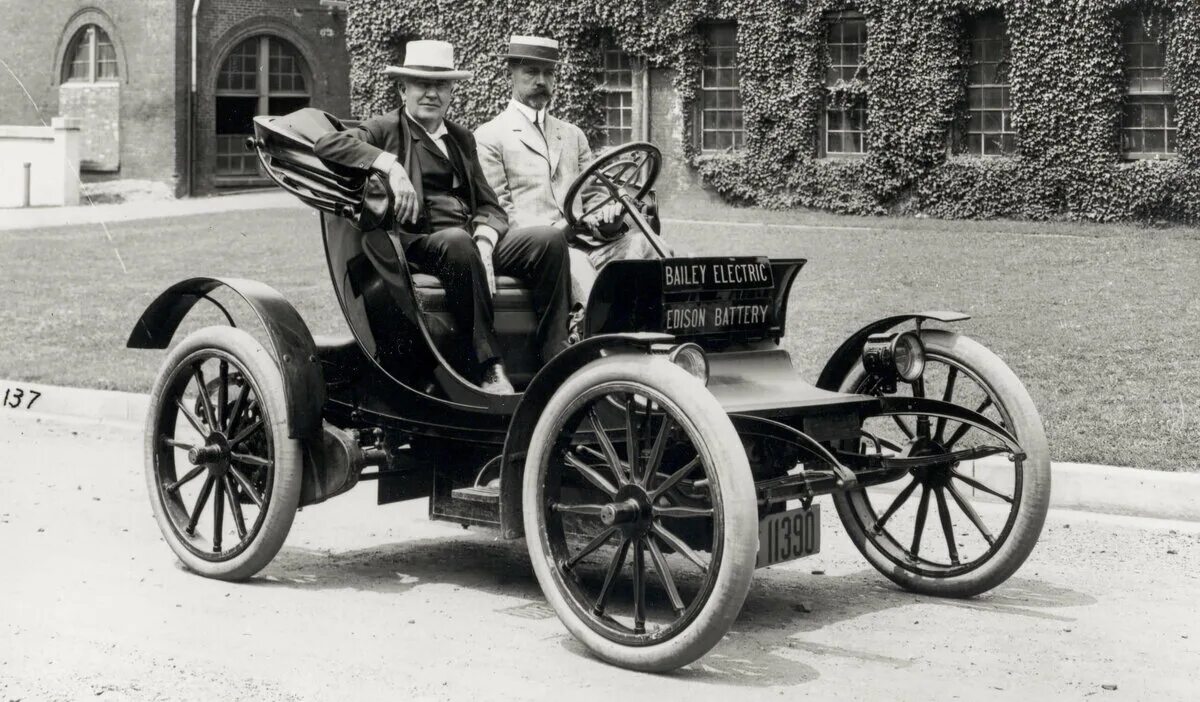 Первый автомобиль на бензине