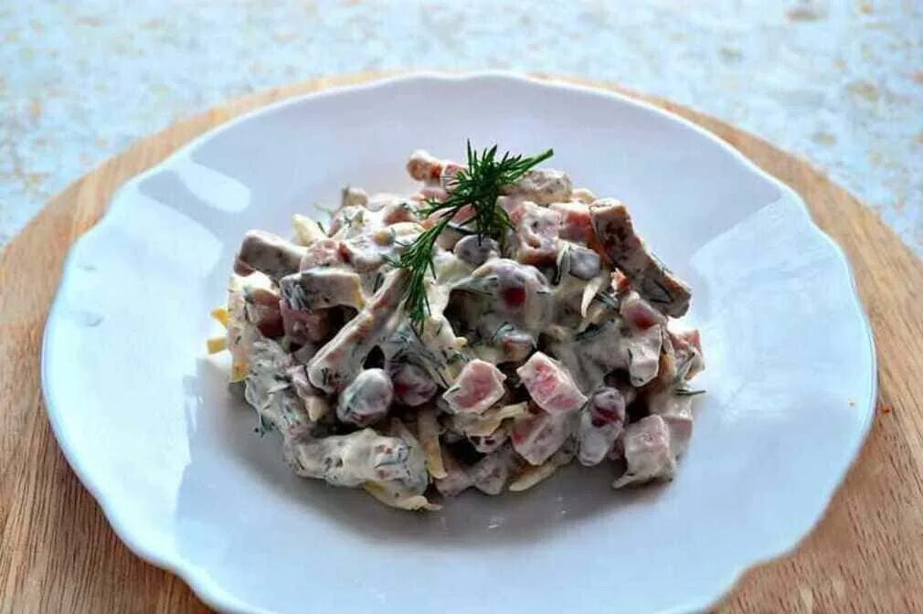 Салат острый с мясом. Салат с говядиной и фасолью. Салат из говядины отварной с фасолью. Салат с фасолью и мясом. Салат мясной с грибами.