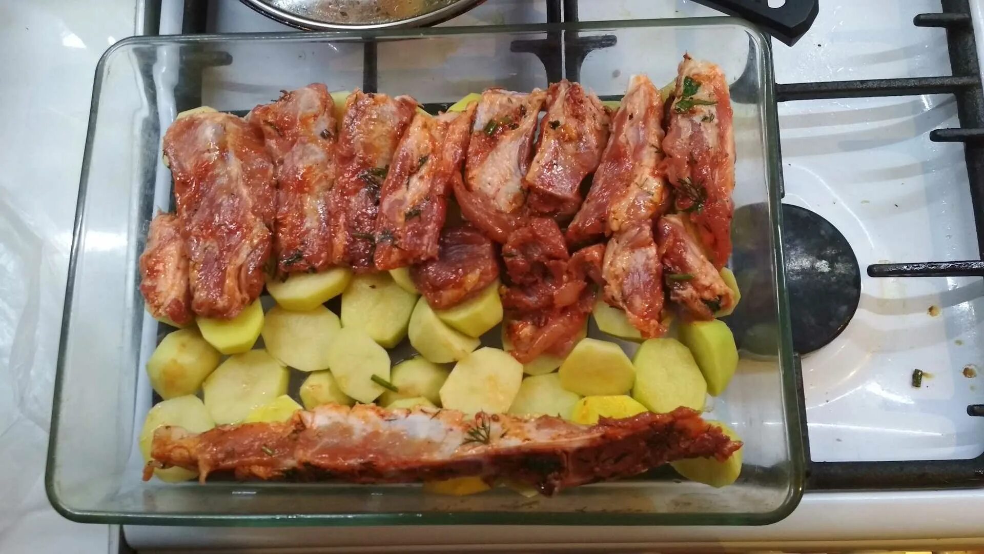 Свиные ребрышки с овощами в духовке рецепты. Рёбрышки в духовке с картошкой. ребра с картошкой в духовке. рёбра свиные в духовке с картошкой. картофель с ребрышками в духовке.