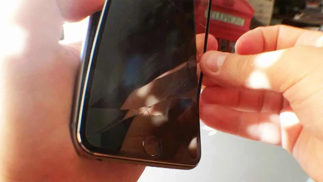 Треснуло защитное стекло на телефоне. Защитное стекло отклеивается с экрана телефона. Треснутое защитное стекло. Отклеился экран.
