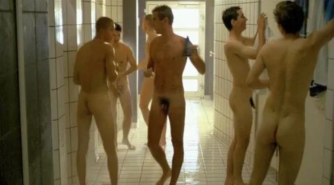 Jocelyn Quivrin e svariate comparse nude in "Grande école" (2004)...