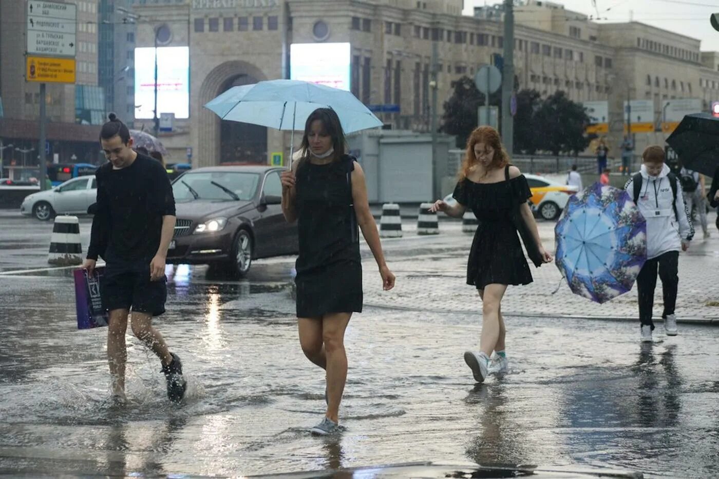 Ливень в Москве. Ливень и ветер в Москве. Москва 26 июля ливень. Дождь в Москве.