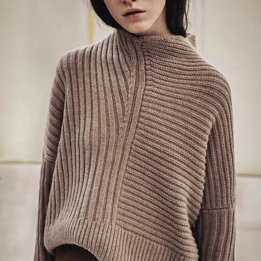 оригинальные свитера женские. креативные женские свитера. оригинальные вязаные вещи. серый свитер спицами. оригинальный свитер женский.