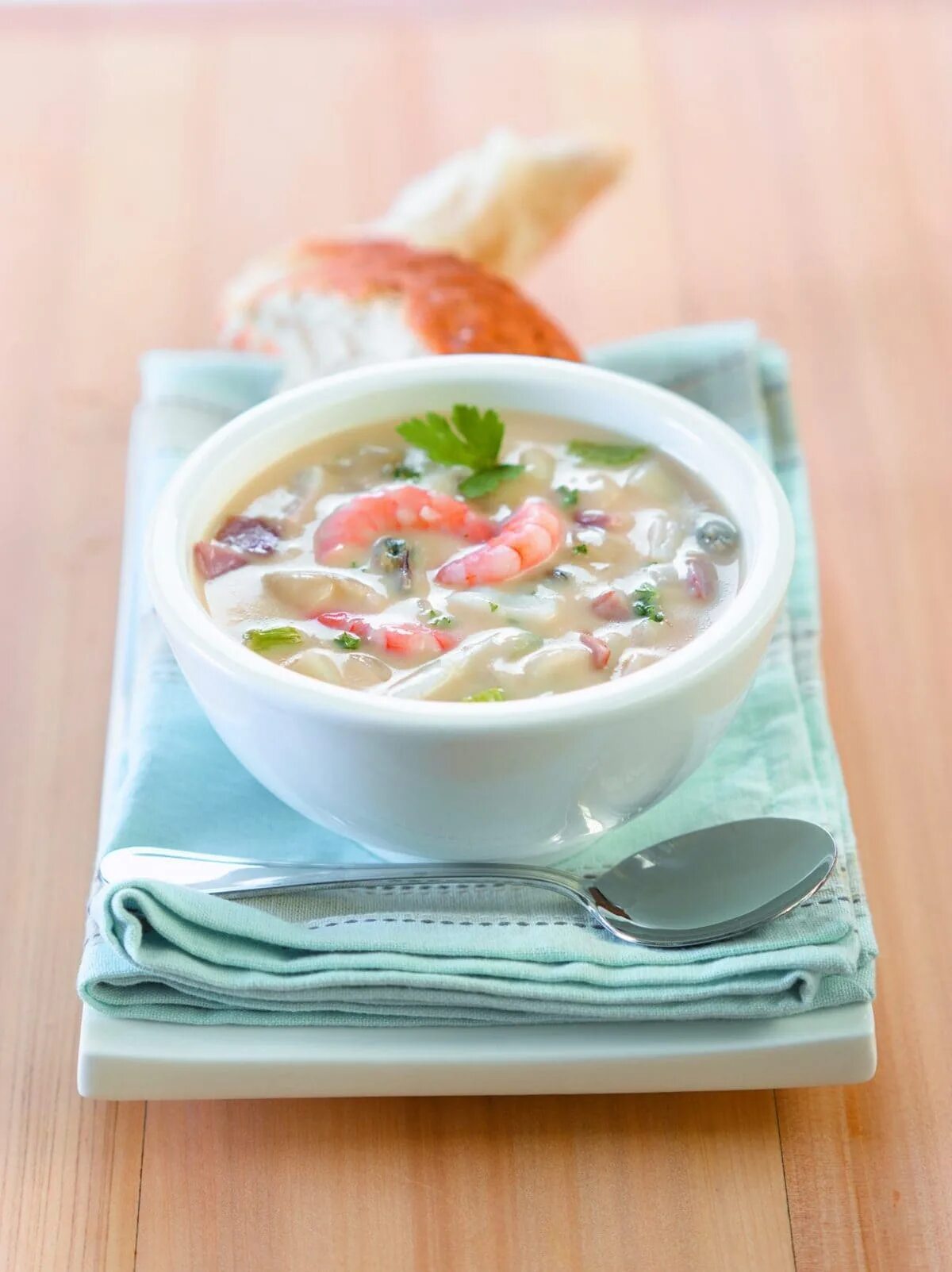 Суп с кальмарами. Суп из кальмаров. Сливочный суп с кальмарами. Суп деликатесный. Суп из морского коктейля