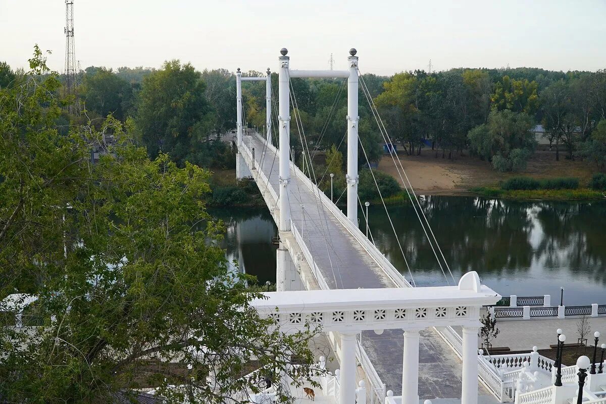 Мост через урал оренбург фото. Мост через Урал Оренбург Европа Азия. Пешеходный мост Европа-Азия Оренбург. Пешеходыймост через Урал Оренбург. Оренбург граница Европы и Азии.