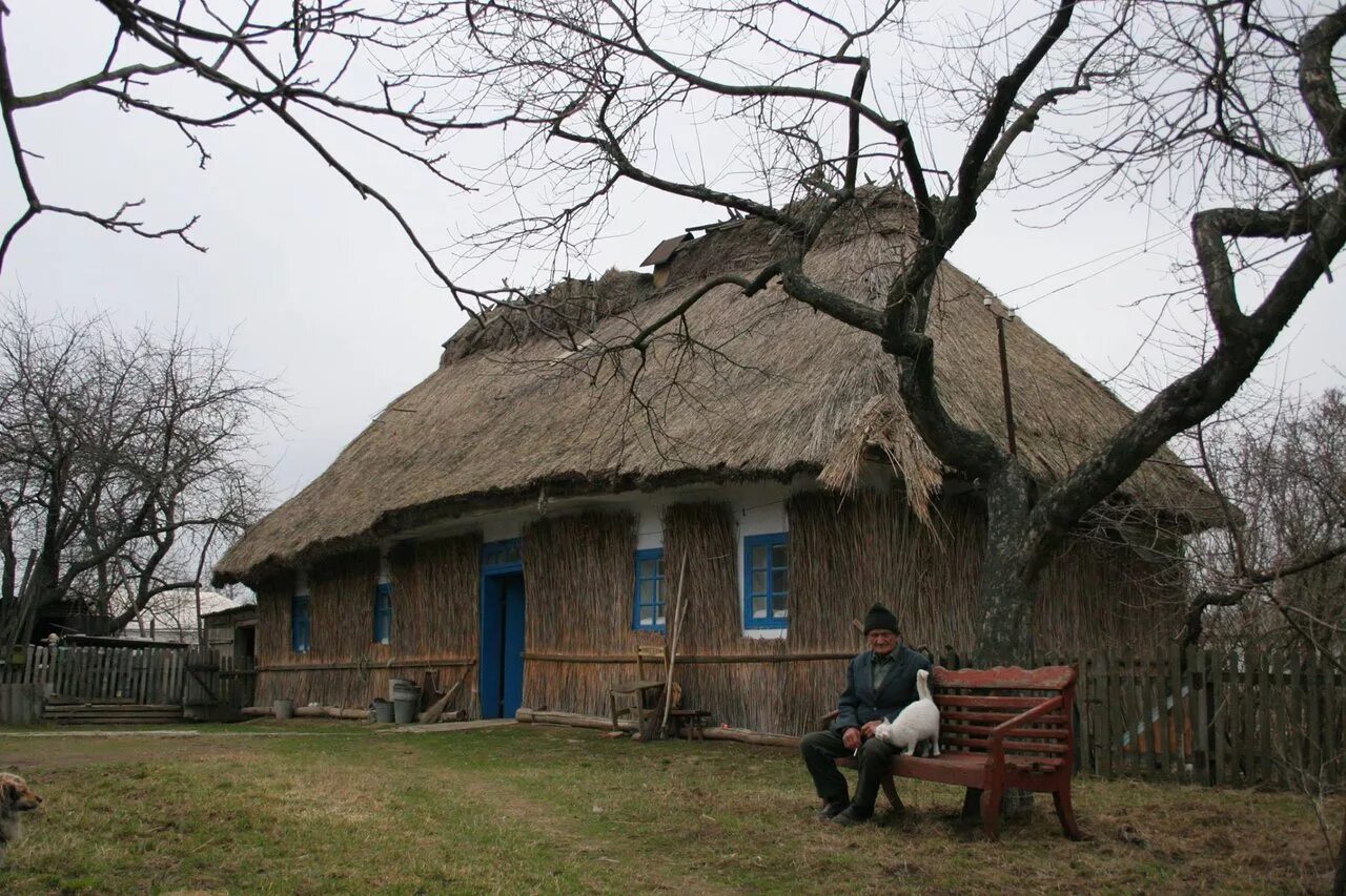 Не поли хату. Украина дом Мазанка деревня. Западная Украина мазанки. В Киевской области хата Мазанка. Мазанка Слобожанщины.