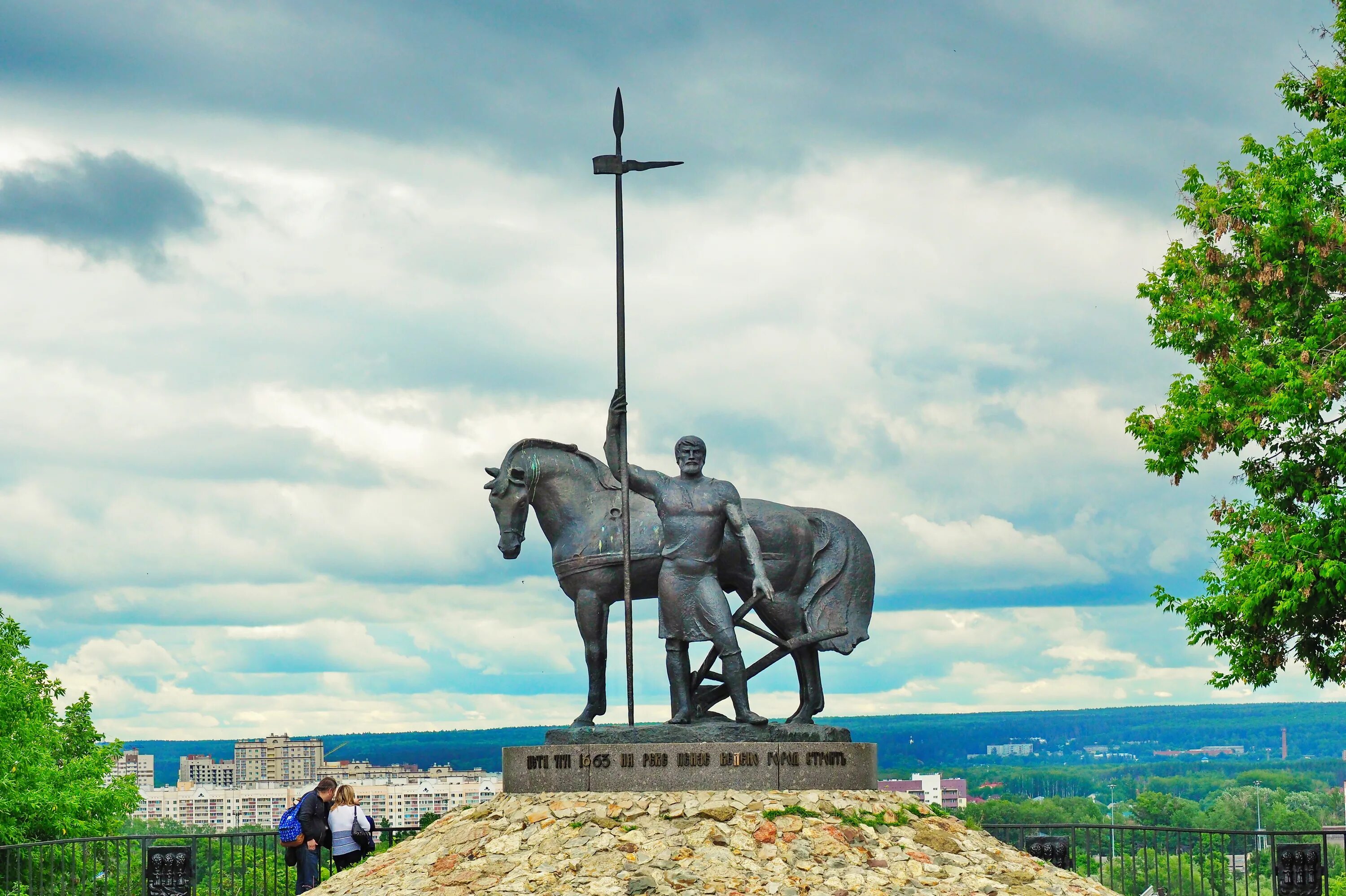 Памятник на дне. Памятник первопоселенец пенза. памятник казакам-первопоселенцам в благовещенске. памятники и исторические места. охраняемые памятники россии.