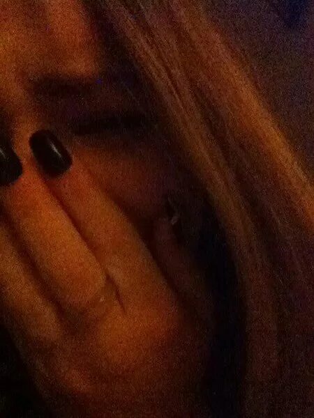 заплаканная девушка. девушка плачет без лица. девушка со слезами на глазах. плачущие девушки без лиц. плачущие девушки без лиц.