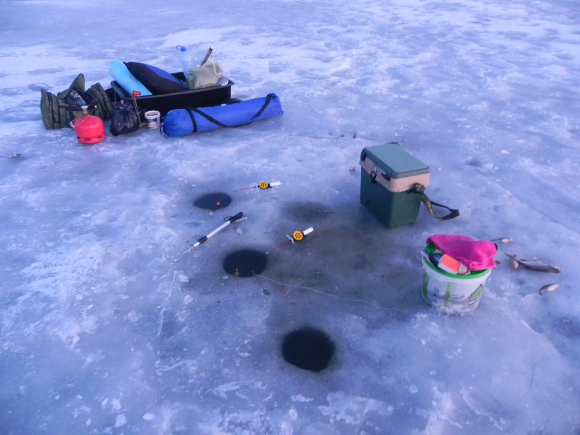 Рыбак Иваньковское водохранилище. Рыбалка зимняя Иваньковское водохранилище дипломат. Буранщики на Иваньковском водохранилище. Иваньковское состояние льда сейчас. Форум рыбака иваньковское водохранилище