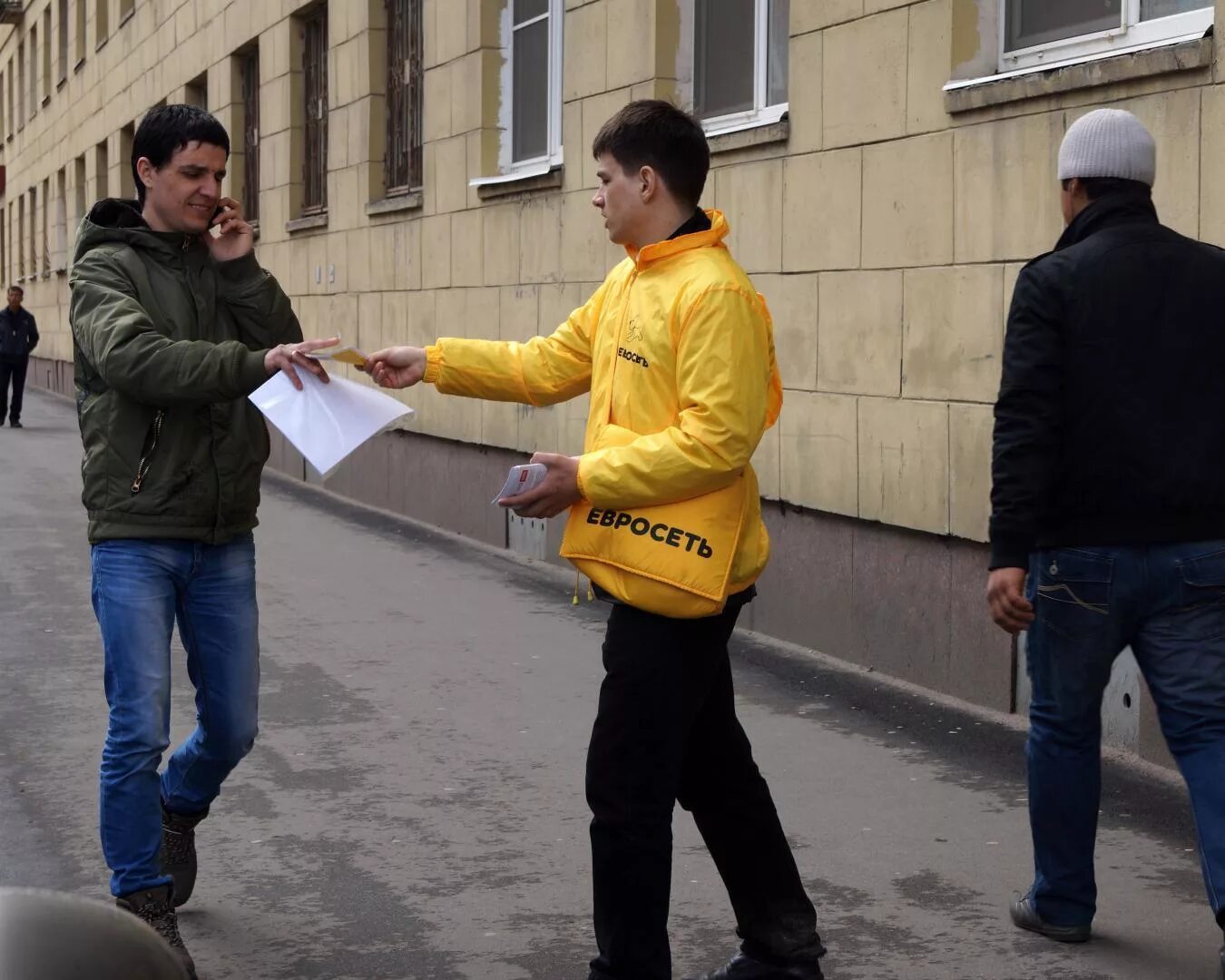 Парень раздает листовки. Промоутер раздает листовки. Промоутер парень. Раздача флаеров. Промоутер подросток