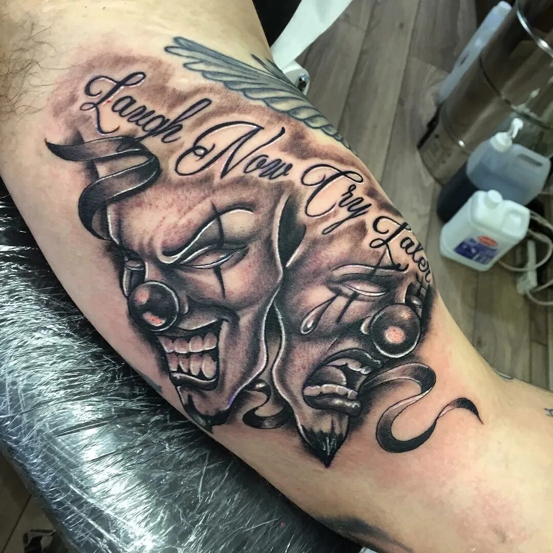 Смейся сейчас плачь потом тату. Том харди тату маски. Smile now cry later тату том харди. Smile now cry later тату том харди. Smile now cry later.