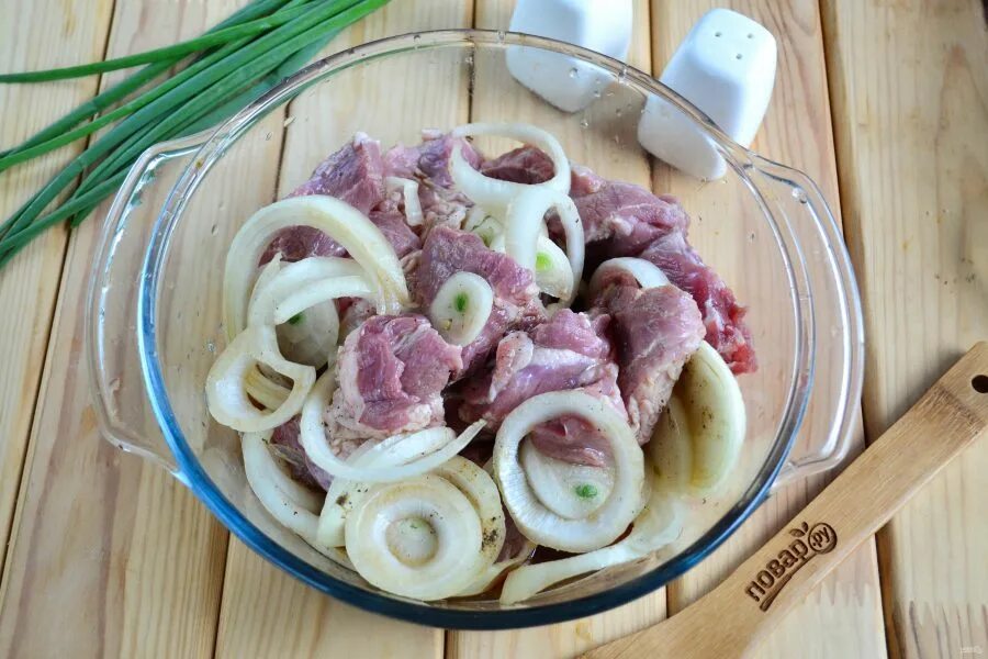 Нужен шашлыки уксус. Шашлык с уксусом. шашлык маринованный в уксусе. шашлык замаринованный в уксусе. маринованный лук к шашлыку.