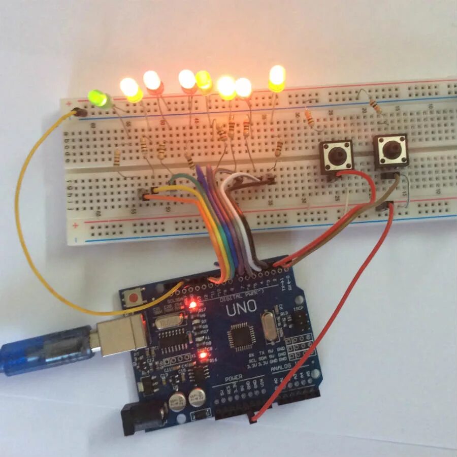Сборка работа и программирование нескольких светодиодов. Ардуино уно светодиод. Макетная плата ардуино. Ардуино уно макетная. Ардуино нано на макетной плате.