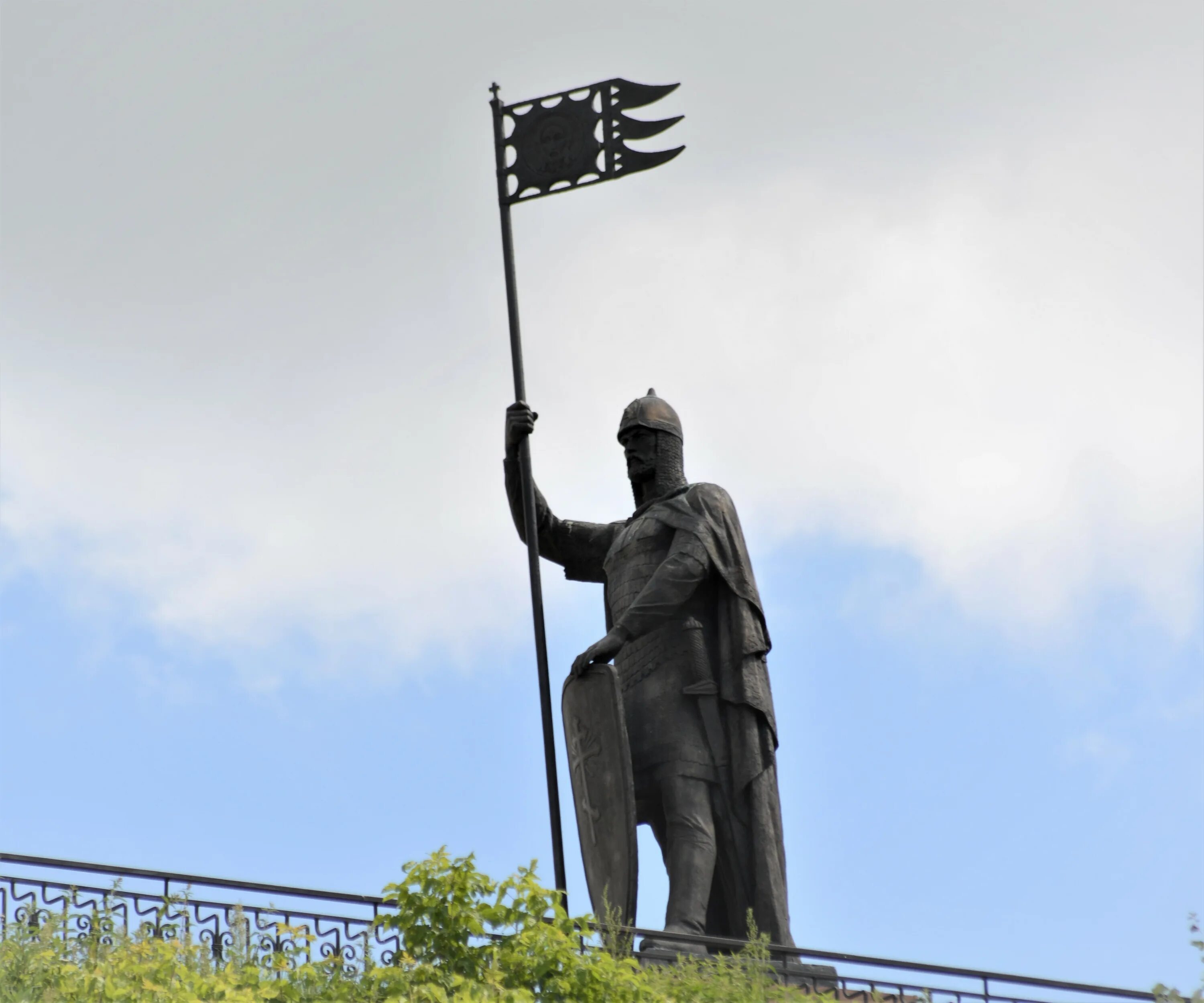 Памятник александру александрову. Памятник Невскому в Городце. Памятник Александру Невскому в Городце. Памятник Александру Невскому в Городце в монастыре.