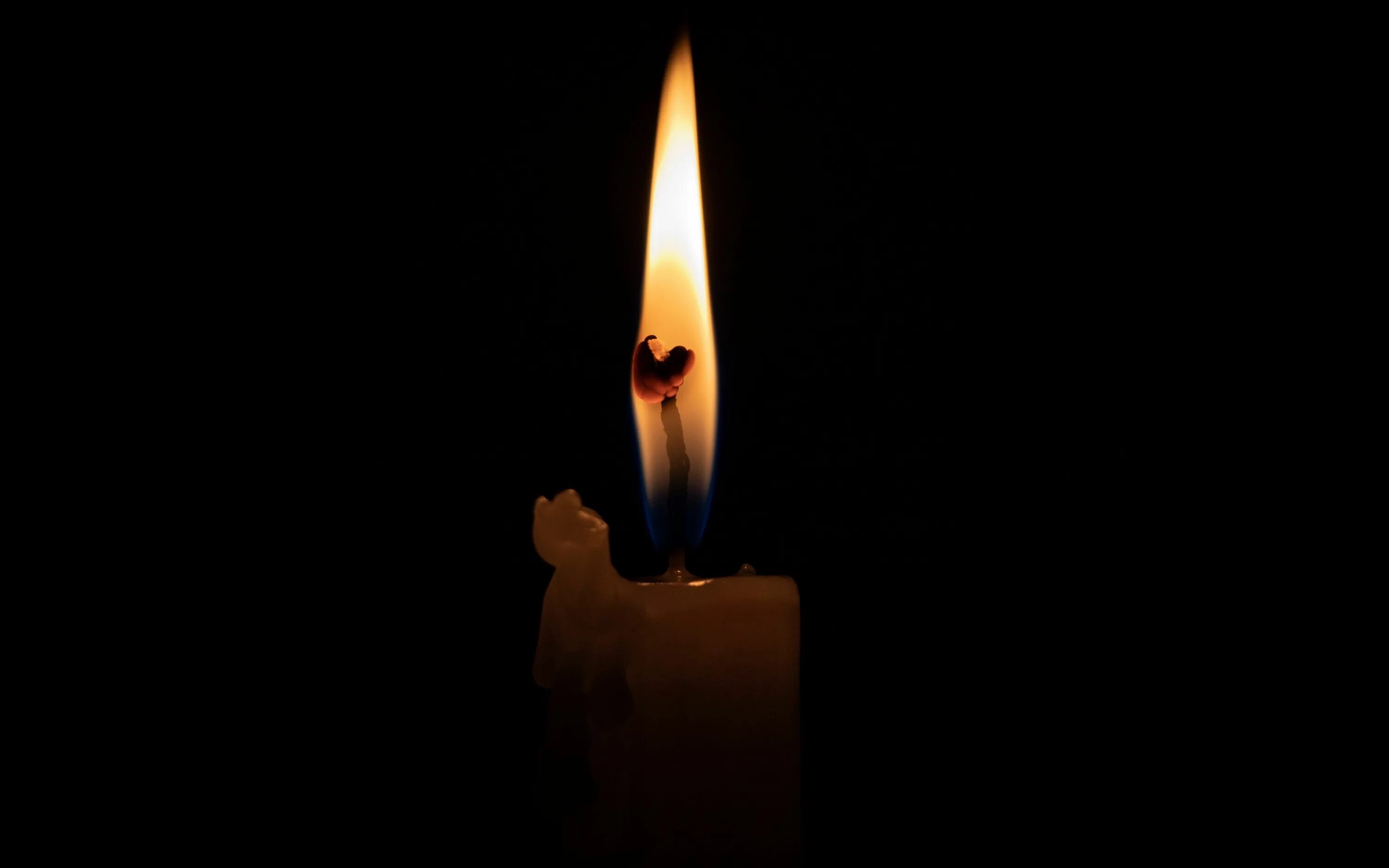 Черным пламенем свеча. В пламени свечи. Горящая свеча. Свечка на черном фоне. Огонь свечи на черном фоне для фотошопа.