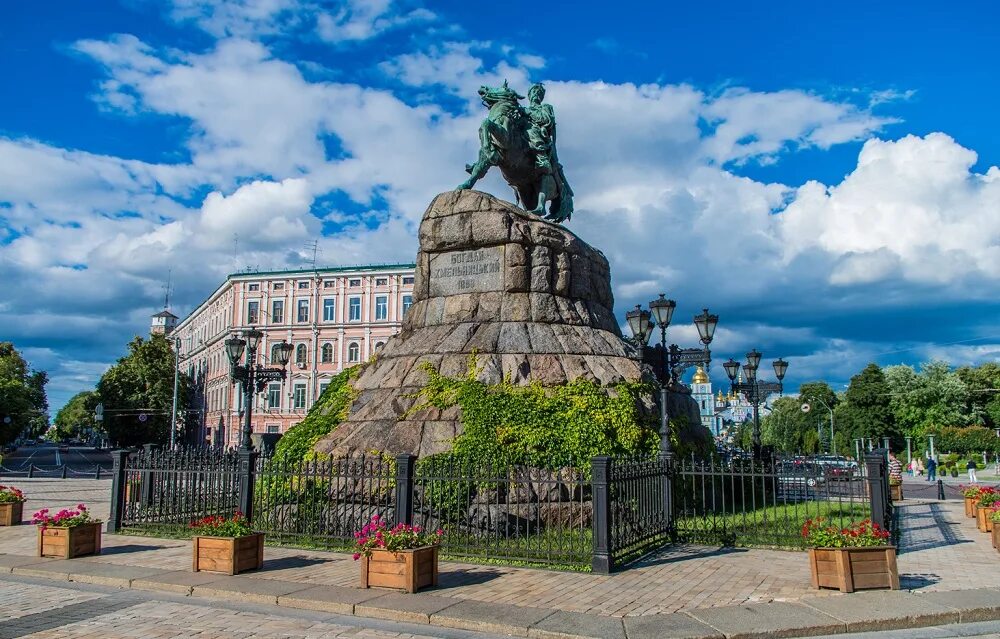 Памятники в городе Хмельницкий. Хмельницкий город Украина. Город Хмельницкий памятник Хмельницкому. Киев памятник Богдану Хмельницкому Лавра. Город на месте киева