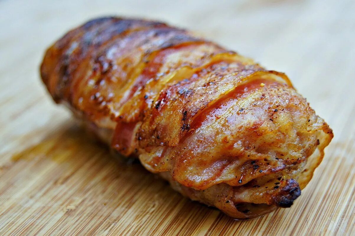 Рецепт куриного филе в беконе в духовке. Рулет из курицы. куриные рулетики в беконе. рулет из свинины в беконе. мясной рулет в беконе.