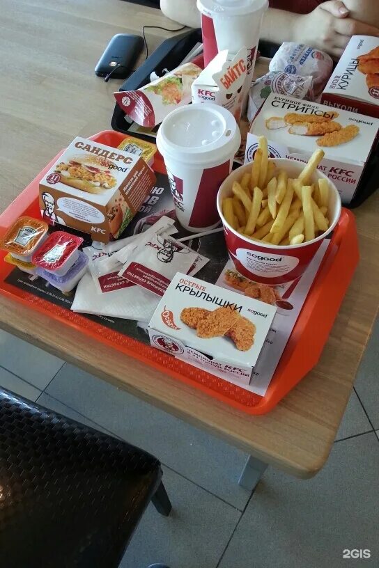 Люди в kfc. Kfc кушает. Кушать kfc. Кфс посты. Kfc мужчина.