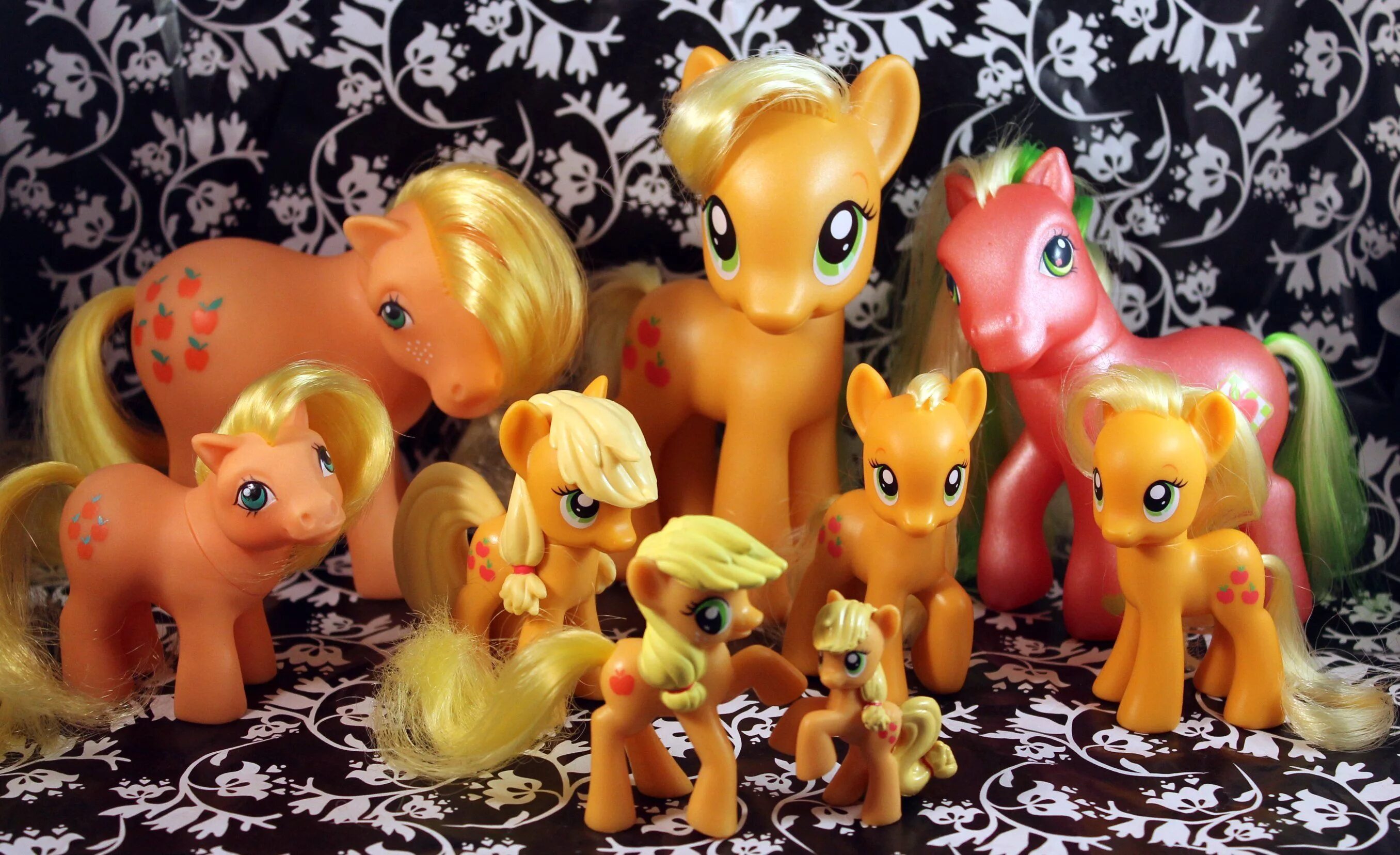 My little pony generations. My little Pony игрушки Эпплджек. Пони 5 поколение Эпплджек. Эпплджек игрушка пони Hasbro 2010. My little Pony 1 поколение игрушки.