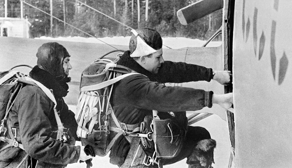 Подготовка космонавтов ссср. Гагарин 1960. Юрий Гагарин прыжки с парашютом. Гагарин в отряде Космонавтов тренировки. Юрий Гагарин подготовка Космонавта.