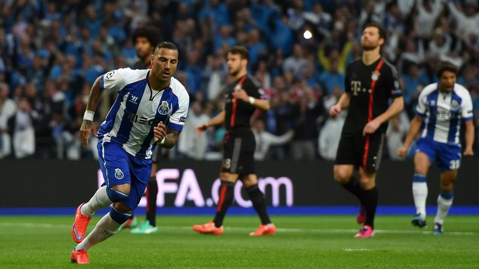 Футбольный матч порту. Бавария порту 2015. Var футбол. Порту прошел. Бразилия футбол.