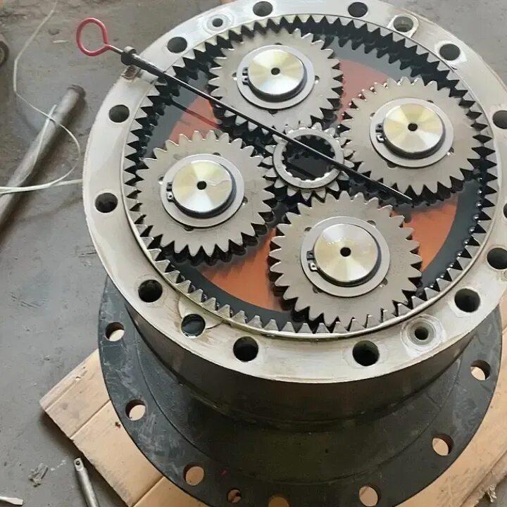 Редуктор хода для экскаватора хундая 293 исполнение. Бортовой редуктор на экскаватор комацу. Комацу 300 поворотный редуктор. Ec 200 экскаватор бортовой редуктор. Бортовой редуктор volvo ec460.