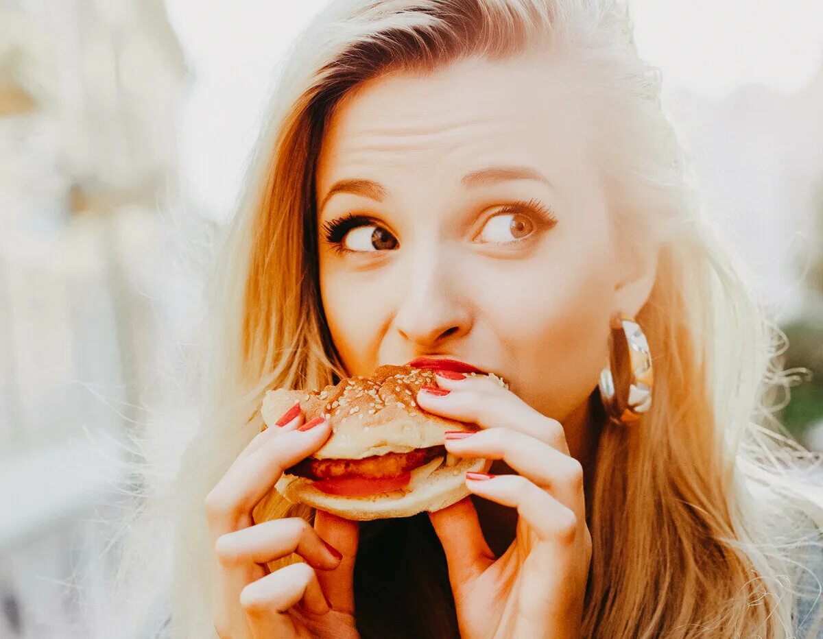Ем и не могу остановиться. Девушка ест гамбургер. Девушка с едой. Девушка с аппетитом. Красивая девушка с едой.