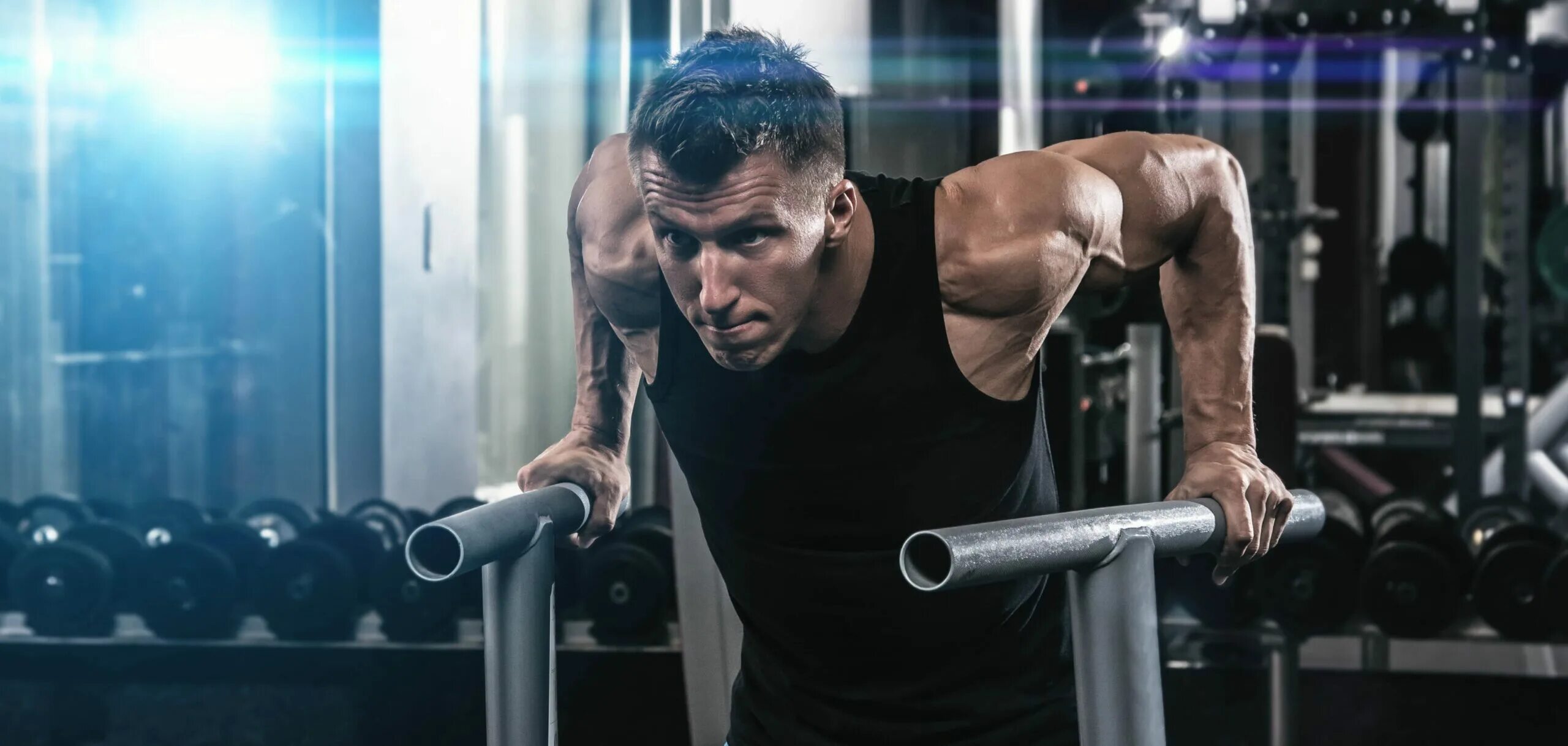 Занятия с тренером в тренажерном зале. Тренировка в тренажерном зале. Тренировка с тренером. Брусья на грудные мышцы. Работа 2 2 тренировки.