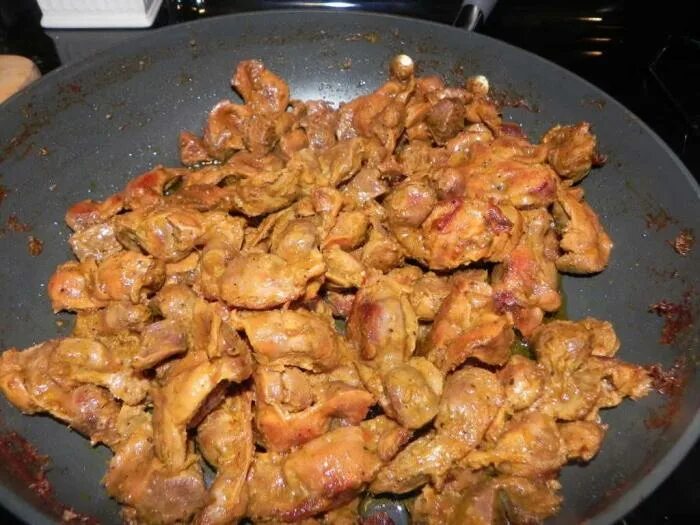 Как приготовить пупки куриные быстро. Тушеные желудочки куриные. тушеные куриные желудки. желудочки жареные.