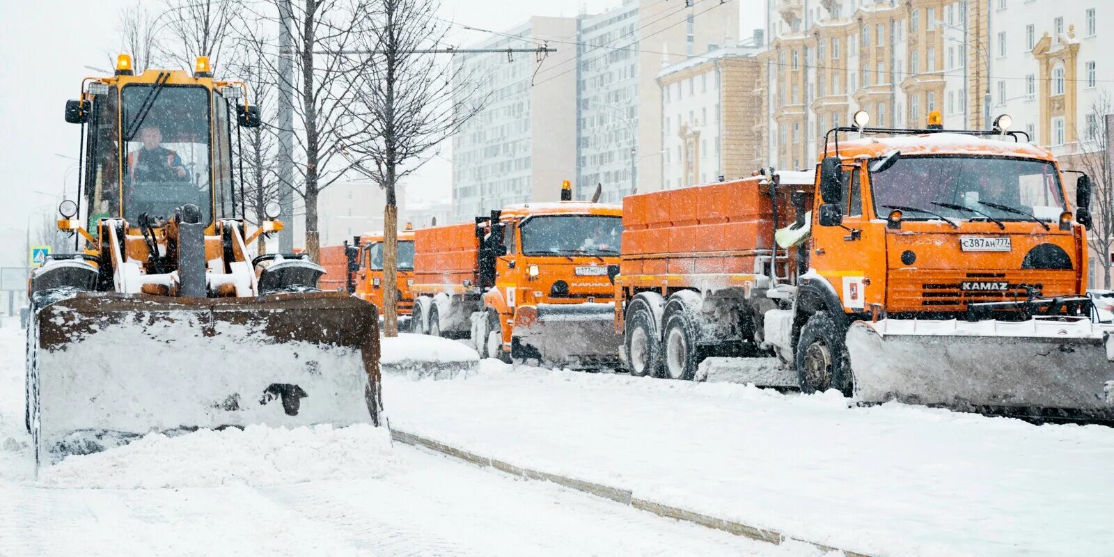 Уборка снега. Уборка снега в Москве. Уборка снега в городе. Очистка снега в городе. Окпд уборка снега