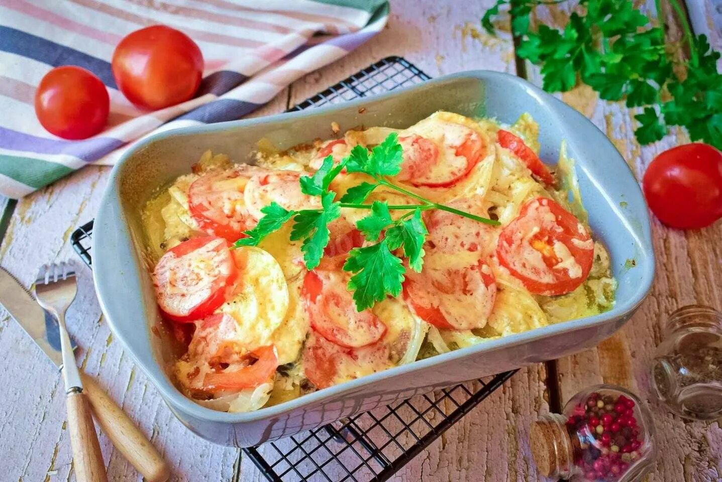 Горбуша в духовке сочная с овощами. Горбуша с овощами в духовке. горбуша с овощами в духовке сочная. горбуша с картошкой в духовке. горбуша запеченная в духовке с картошкой.