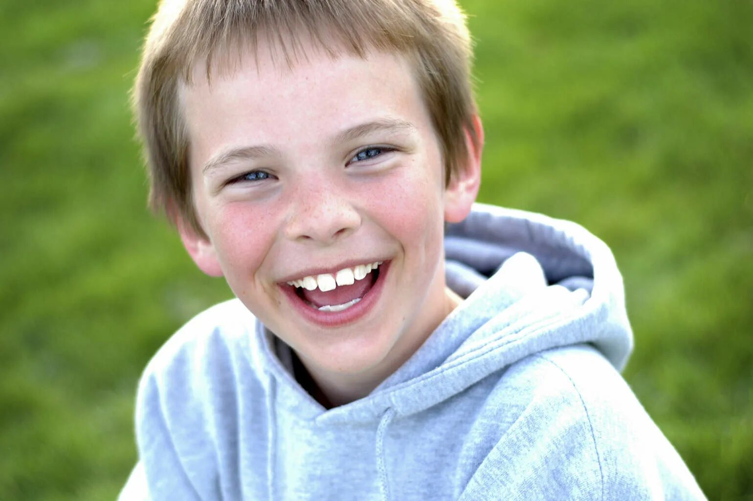 Cute little boy. Мальчик смеется. Мальчик улыбается. Ребенок улыбается. Подросток улыбается.