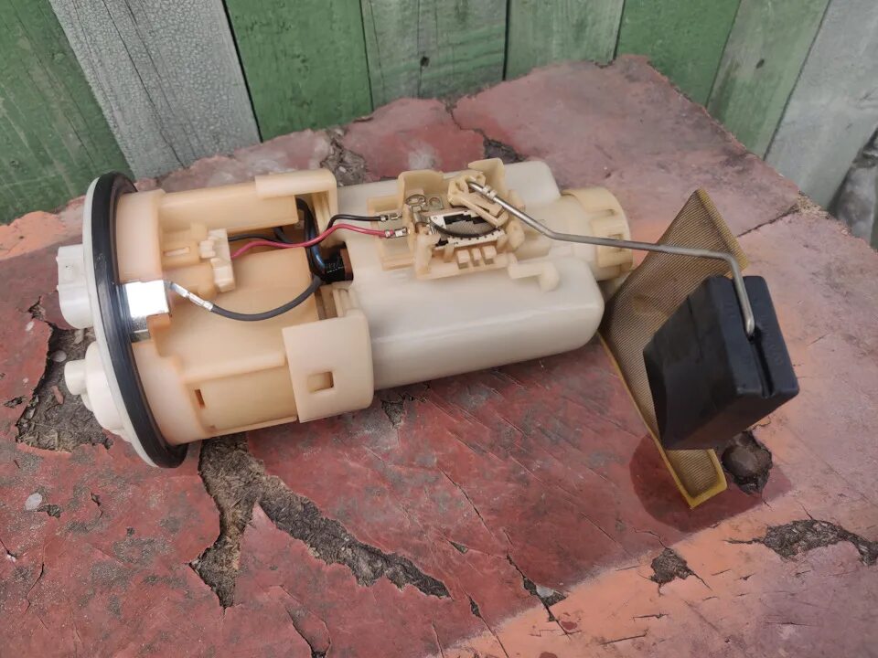 Топливный фильтр тойота ист 2004. Датчик уровня топлива тойота функарго 1. Топливный фильтр тойота белта. Тойота ист фильтра. Тойота ист фильтра.