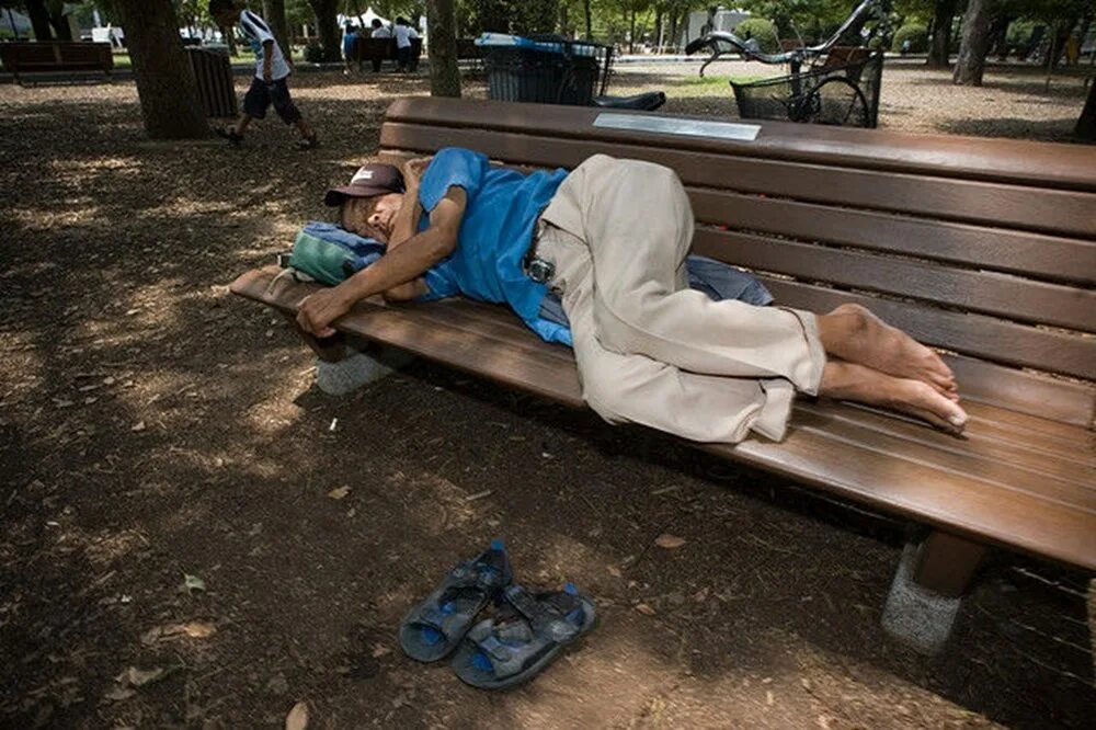 День сна в общественных местах картинки. Инэмури в Японии. Японцы спят. Сон в общественном месте. Спящие японцы.