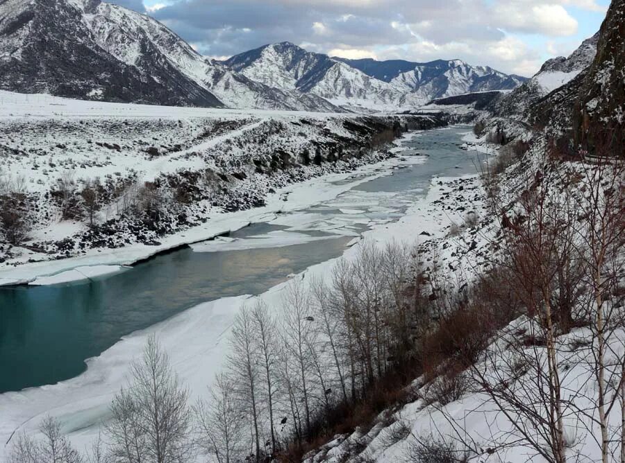 горный алтай зимой катунь. зима горный алтай реки горы. катунь в марте. манжерок алтай март. горный в марте.