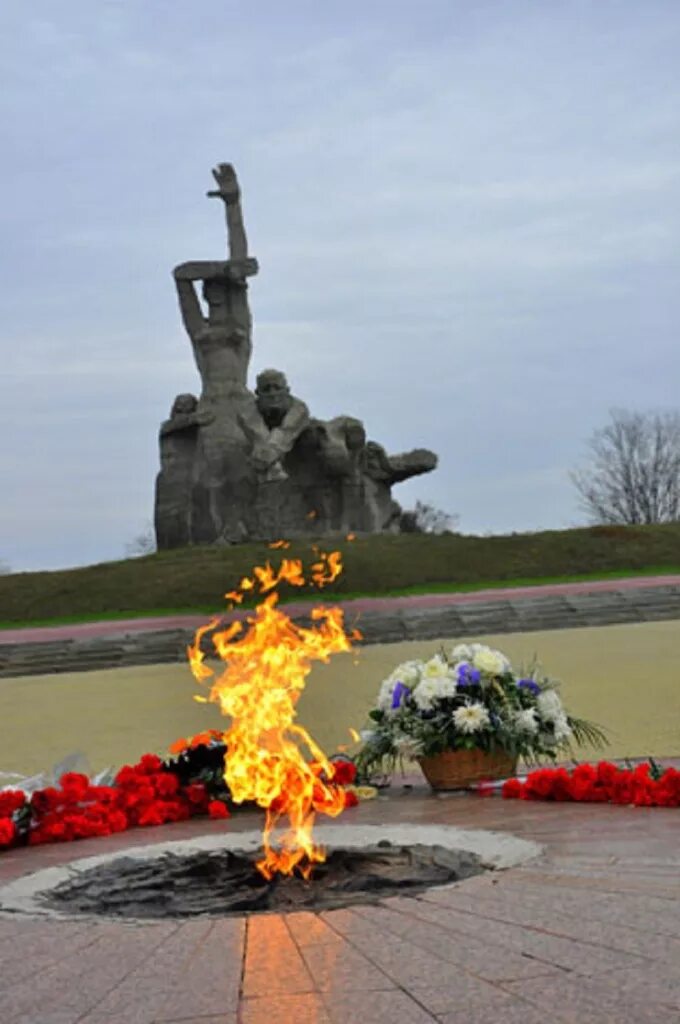 Мемориальный комплекс жертвам фашизма «Змиевская балка». Мемориал Змиевская балка в Ростове на Дону. Вечный огонь Змиевская балка Ростов-на-Дону. Памятник на Змиевской балке в Ростове на Дону.